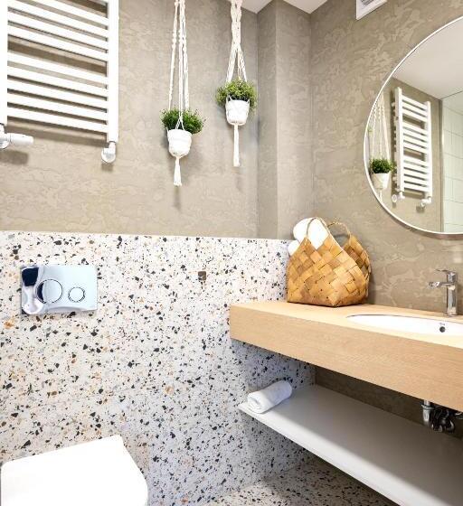 غرفة قياسية رباعية, Szuflada Rooms