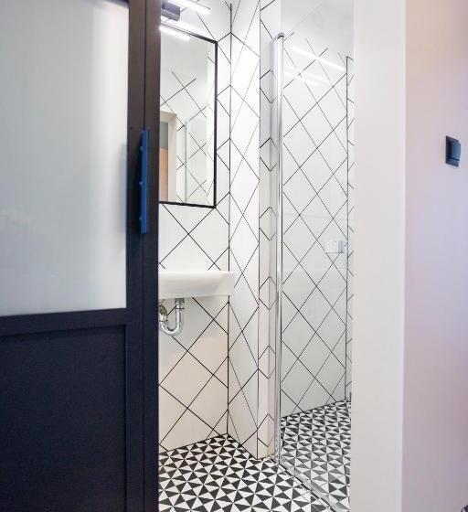 غرفة أساسية فردية, Szuflada Rooms