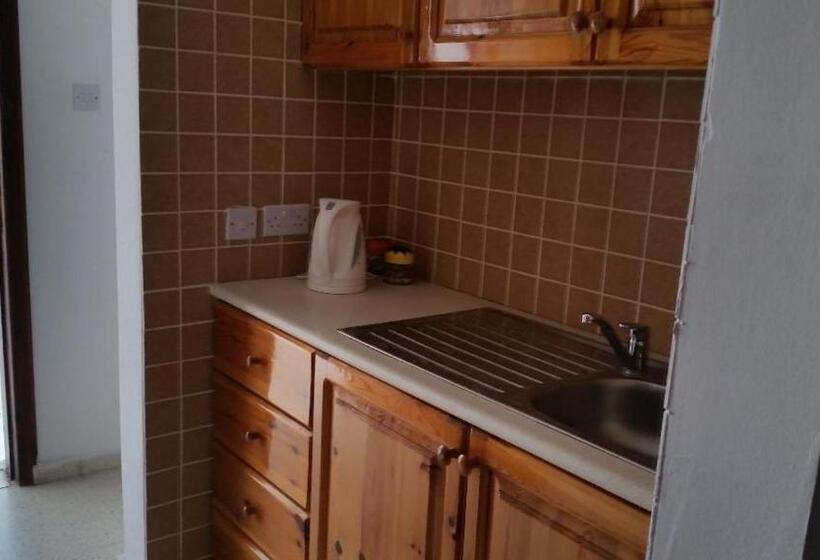 غرفة قياسية ثلاثية, Paradise