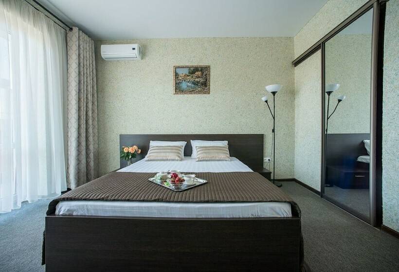 استودیو خانوادگی, Mini Hotel Platan