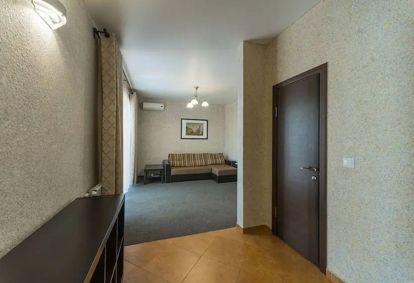 ファミリーステューディオ, Mini Hotel Platan