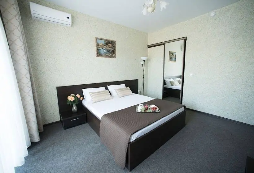 ファミリーステューディオ, Mini Hotel Platan