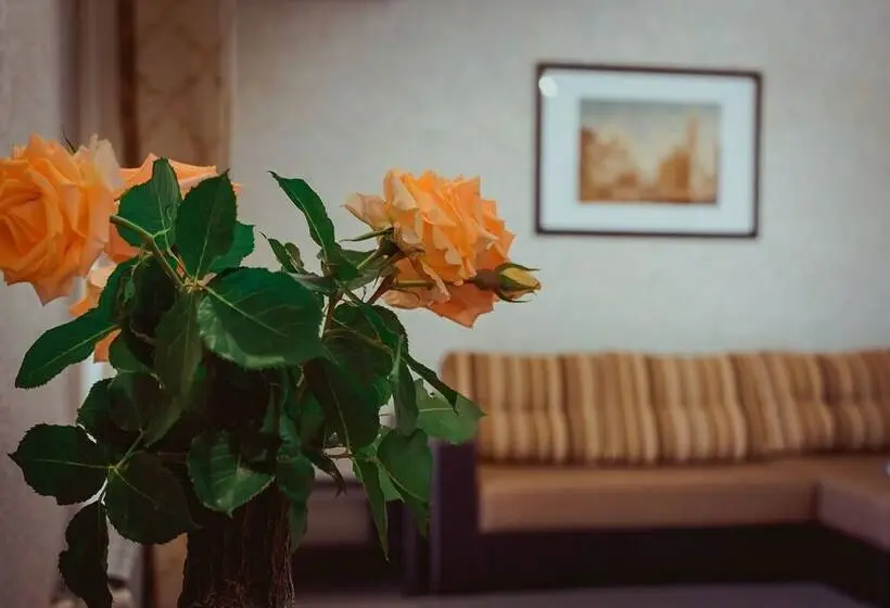 ファミリーステューディオ, Mini Hotel Platan