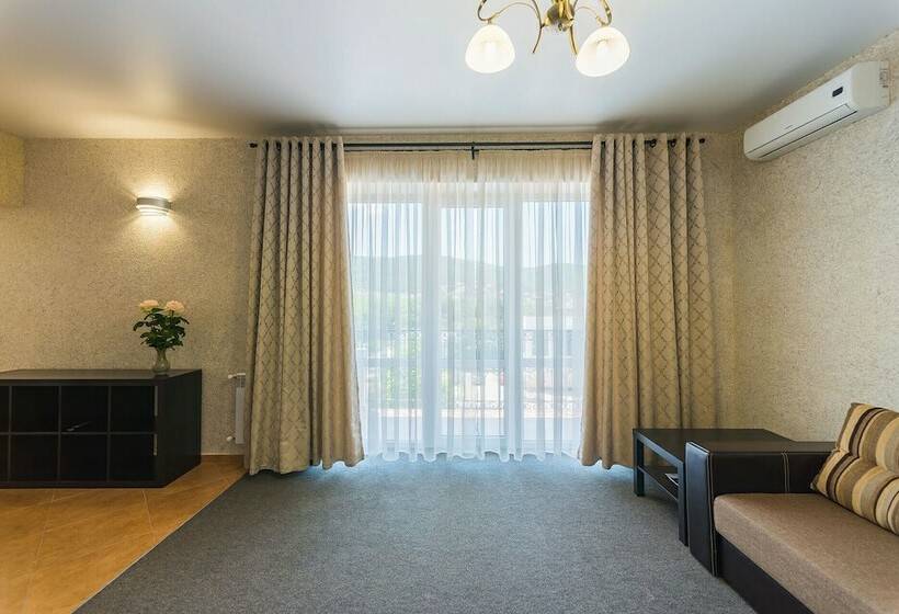 패밀리 스튜디오, Mini Hotel Platan