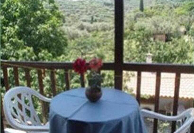 اتاق استاندارد سه نفره, Christos Guesthouse