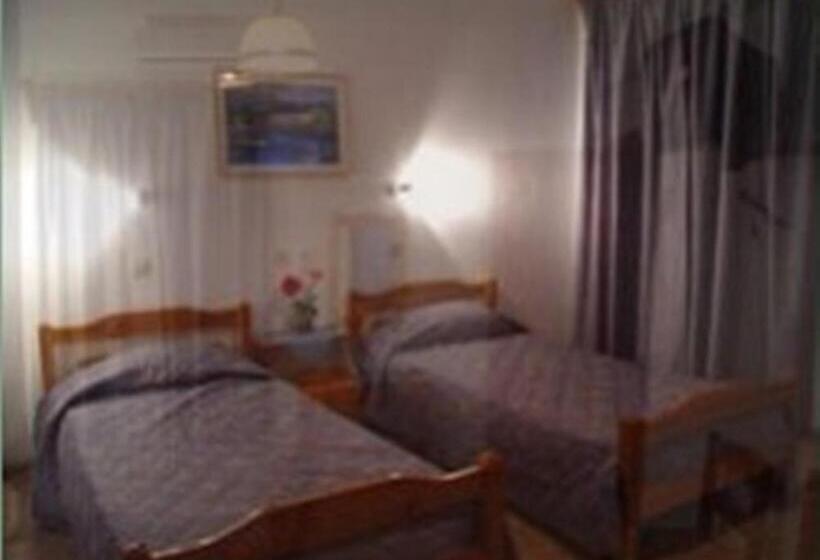 اتاق استاندارد سه نفره, Christos Guesthouse