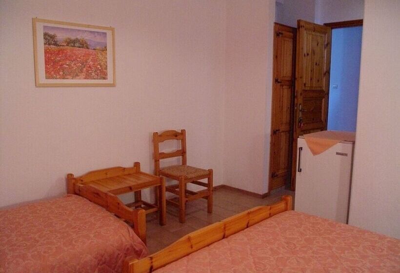 اتاق استاندارد سه نفره, Christos Guesthouse