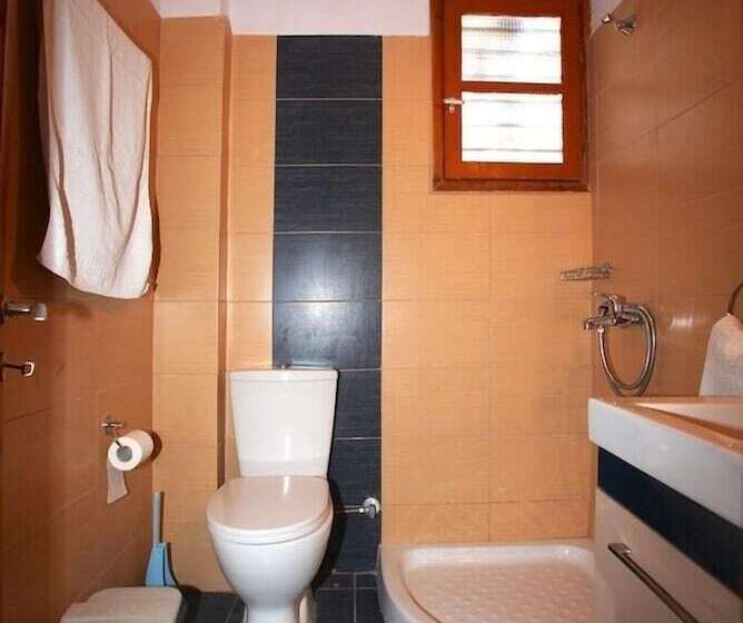 اتاق استاندارد سه نفره, Christos Guesthouse