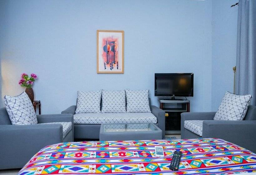 سوییت جونیور, Hibiscus Blvd Triomphal