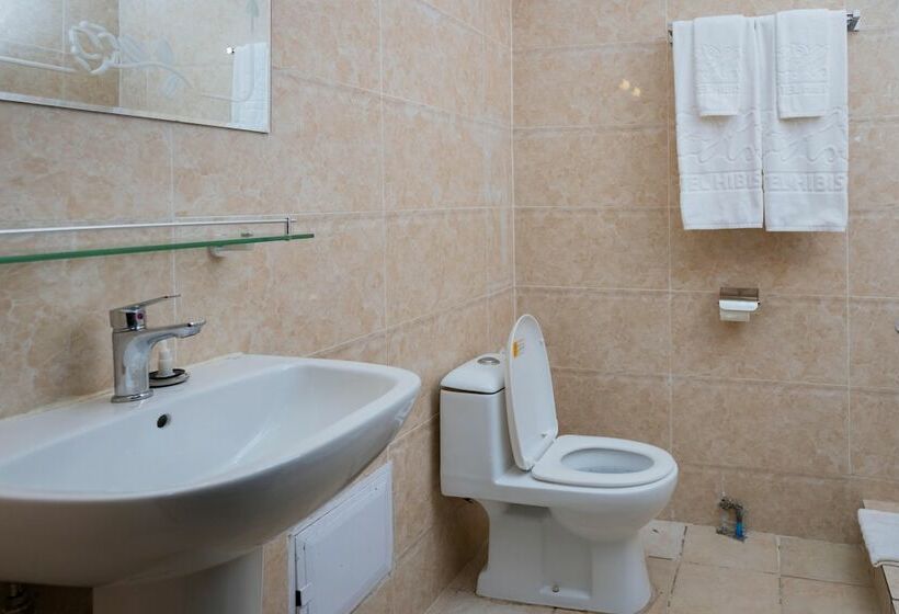 سوییت جونیور, Hibiscus Blvd Triomphal