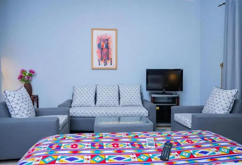 سوییت جونیور, Hibiscus Blvd Triomphal