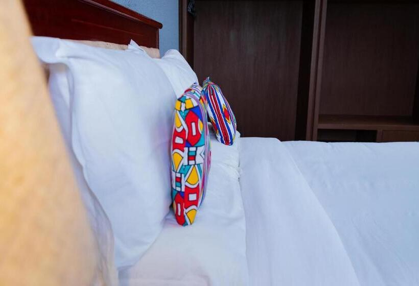 سوییت جونیور, Hibiscus Blvd Triomphal