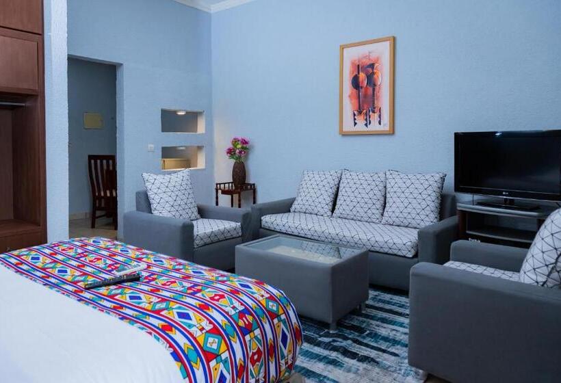 سوییت جونیور, Hibiscus Blvd Triomphal