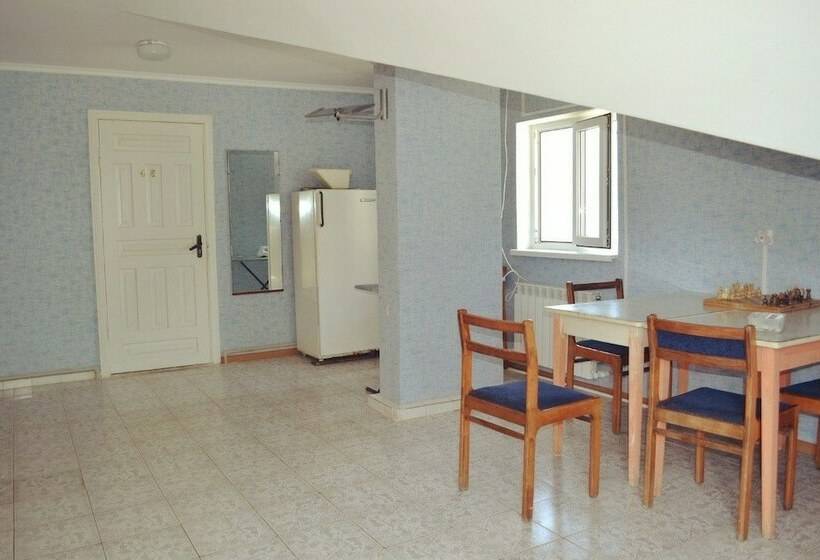 اتاق ساده سه نفره, Lazurnaya Plus