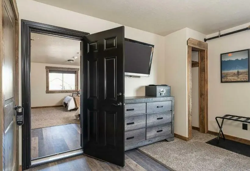 キングサイドベッドのスタンダードワンルーム, The Adventure Inn Yellowstone