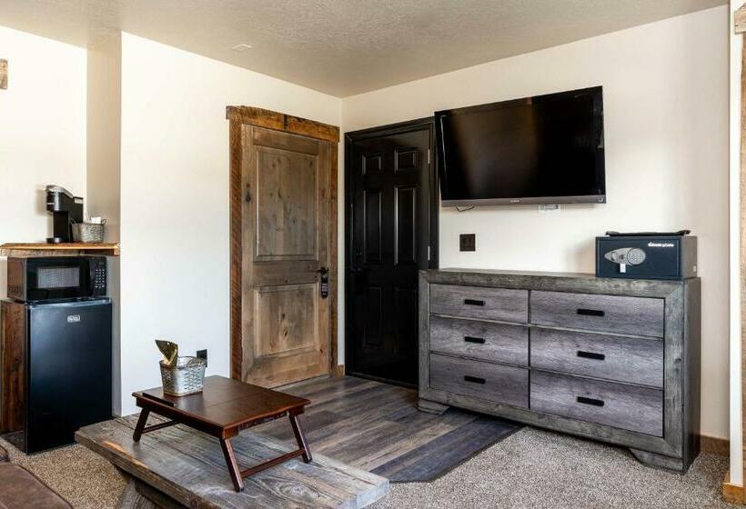 Standard Studio King Bed, The Adventure Inn Yellowstone