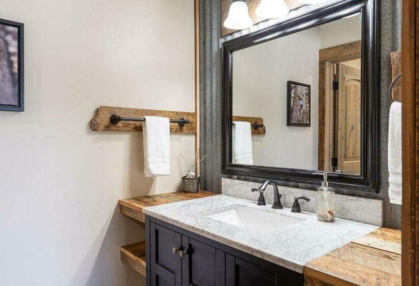 Standard Studio King Bed, The Adventure Inn Yellowstone