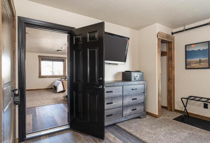 Standard Studio King Bed, The Adventure Inn Yellowstone