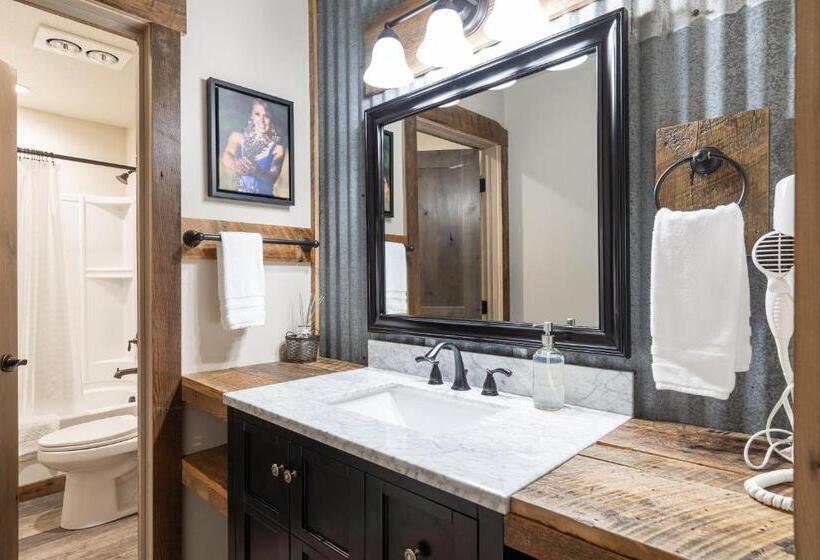Люкс Кровать Кинг, The Adventure Inn Yellowstone