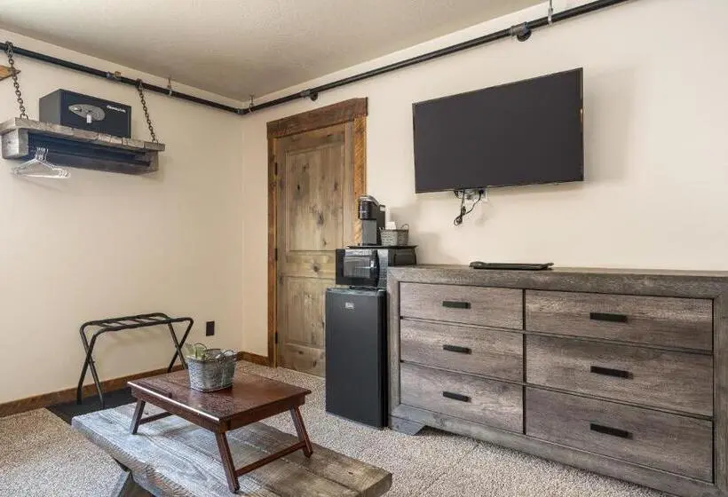 キングサイズベッドのスイートルーム, The Adventure Inn Yellowstone