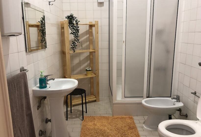اتاق استاندارد با سرویس بهداشتی مشترک, The Pocket Pillow House