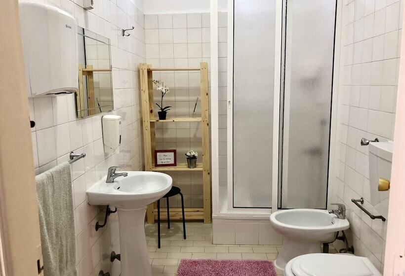 اتاق استاندارد با سرویس بهداشتی مشترک, The Pocket Pillow House