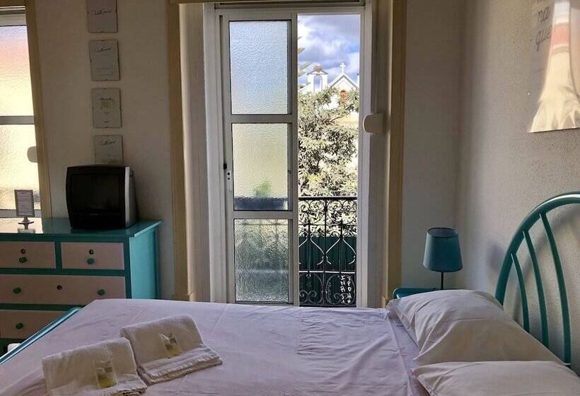 اتاق استاندارد سه نفره, The Pocket Pillow House