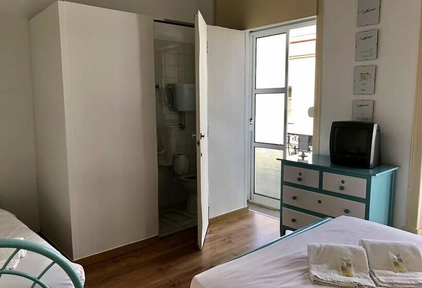 اتاق استاندارد سه نفره, The Pocket Pillow House