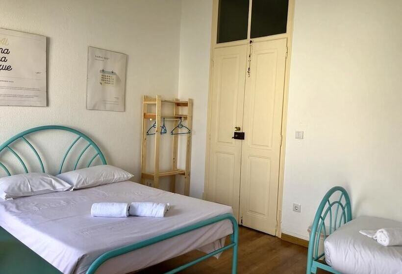 اتاق استاندارد سه نفره, The Pocket Pillow House