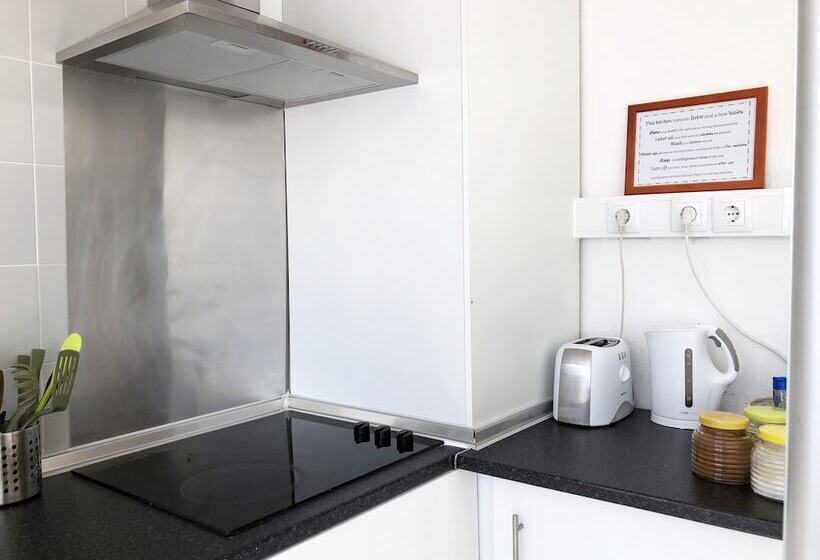 اتاق استاندارد چهارنفره با سرویس بهداشتی مشترک, The Pocket Pillow House