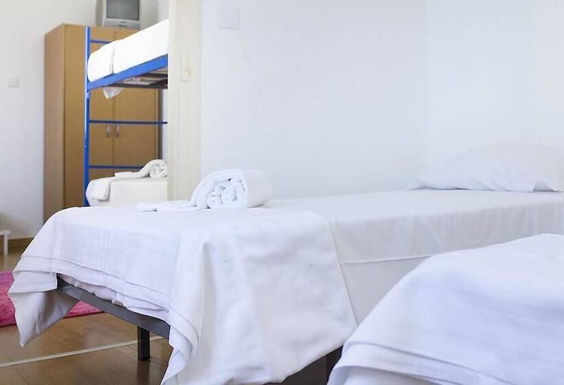 اتاق استاندارد چهارنفره با سرویس بهداشتی مشترک, The Pocket Pillow House