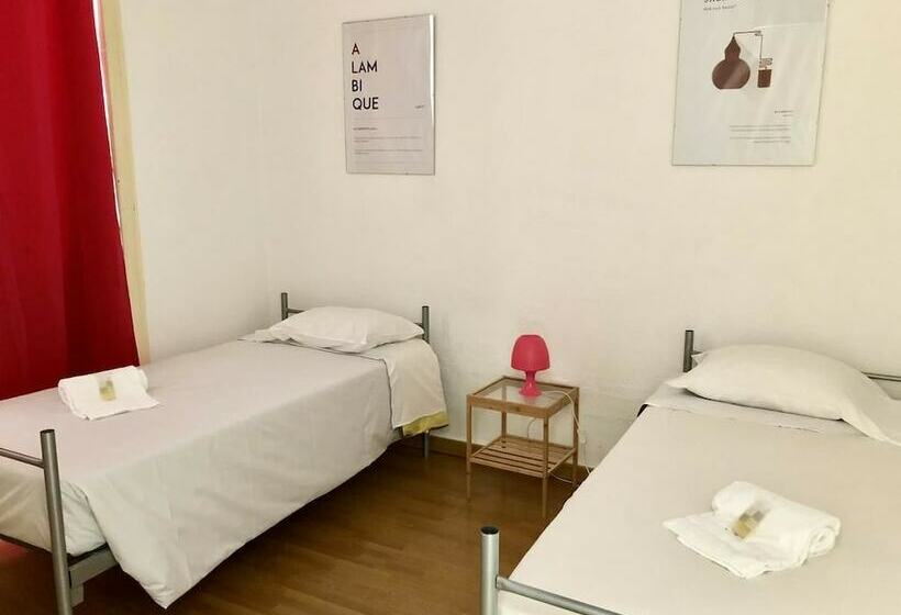 اتاق استاندارد با سرویس بهداشتی مشترک, The Pocket Pillow House