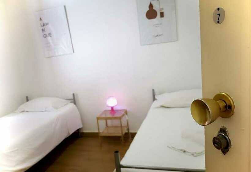 اتاق استاندارد با سرویس بهداشتی مشترک, The Pocket Pillow House