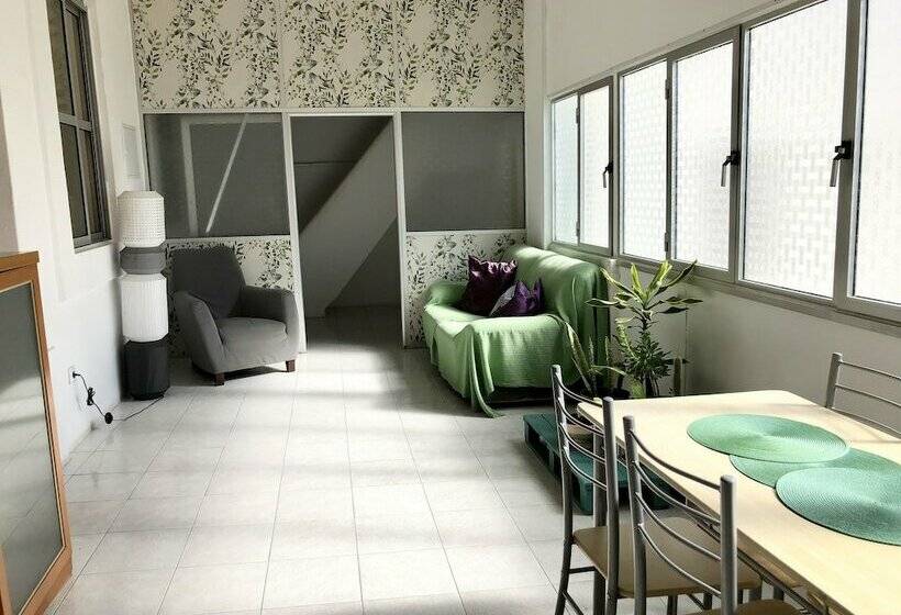 اتاق استاندارد با سرویس بهداشتی مشترک, The Pocket Pillow House