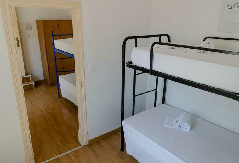 اتاق استاندارد چهارنفره با سرویس بهداشتی مشترک, The Pocket Pillow House