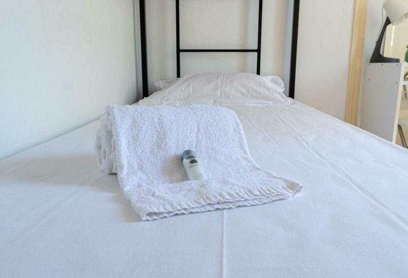 اتاق استاندارد چهارنفره با سرویس بهداشتی مشترک, The Pocket Pillow House