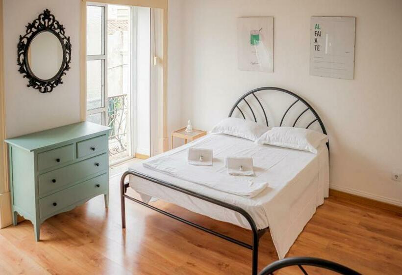 اتاق استاندارد سه نفره, The Pocket Pillow House