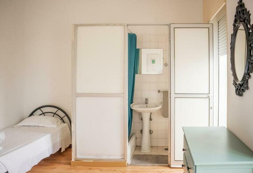 اتاق استاندارد سه نفره, The Pocket Pillow House