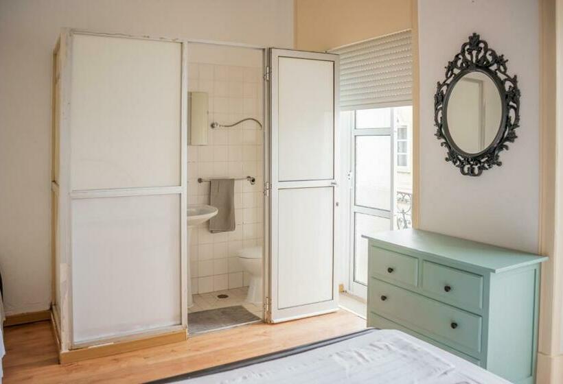 اتاق استاندارد سه نفره, The Pocket Pillow House