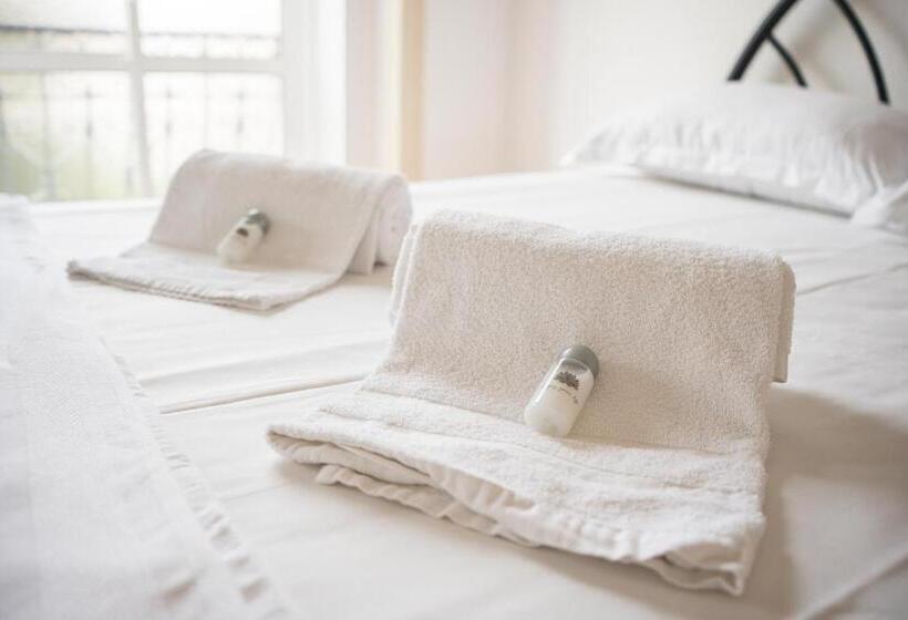 اتاق استاندارد سه نفره, The Pocket Pillow House