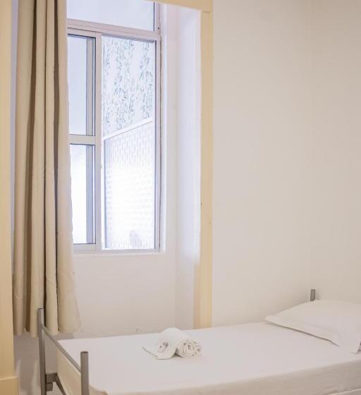 اتاق استاندارد با سرویس بهداشتی مشترک, The Pocket Pillow House