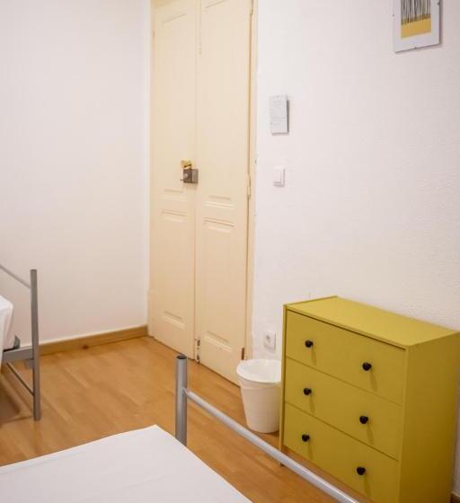 اتاق استاندارد با سرویس بهداشتی مشترک, The Pocket Pillow House