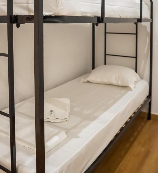 اتاق استاندارد با سرویس بهداشتی مشترک, The Pocket Pillow House