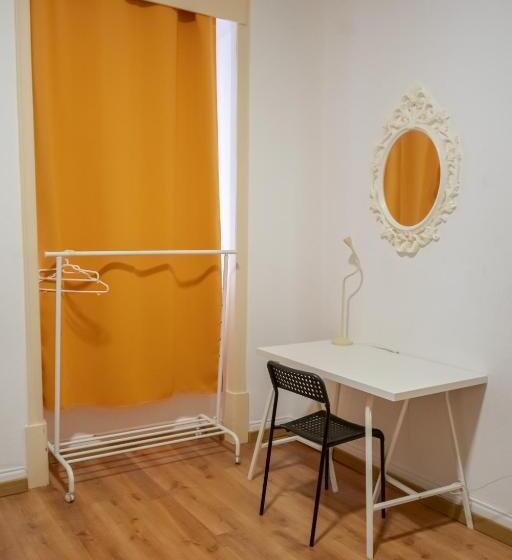 اتاق خانوادگی, The Pocket Pillow House