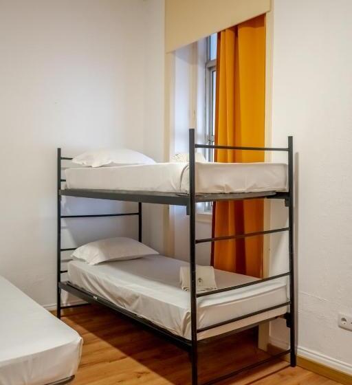 اتاق خانوادگی, The Pocket Pillow House