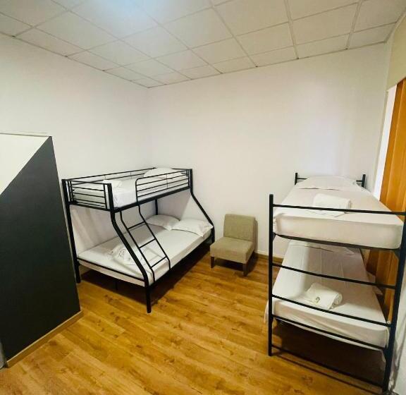 اتاق خانوادگی, The Pocket Pillow House