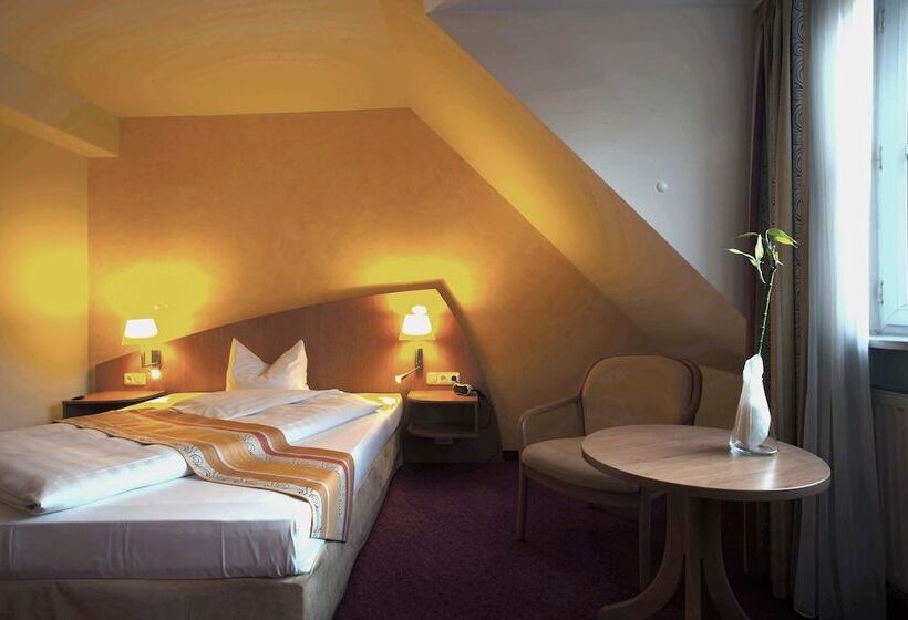 חדר קומפורט יחיד, Alarun