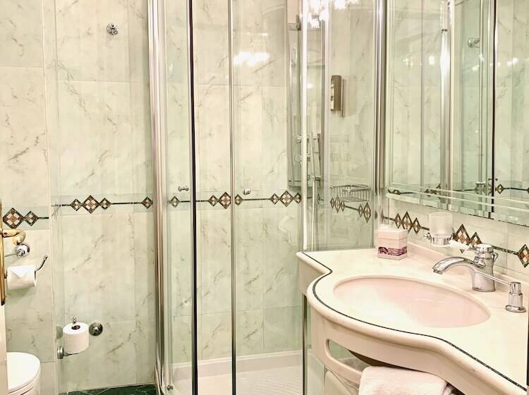 غرفة قياسية مطلّة علي البحيرة, Albergo Gardesana