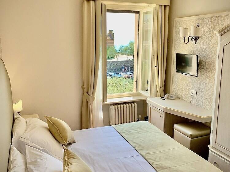 غرفة قياسية مطلّة علي البحيرة, Albergo Gardesana