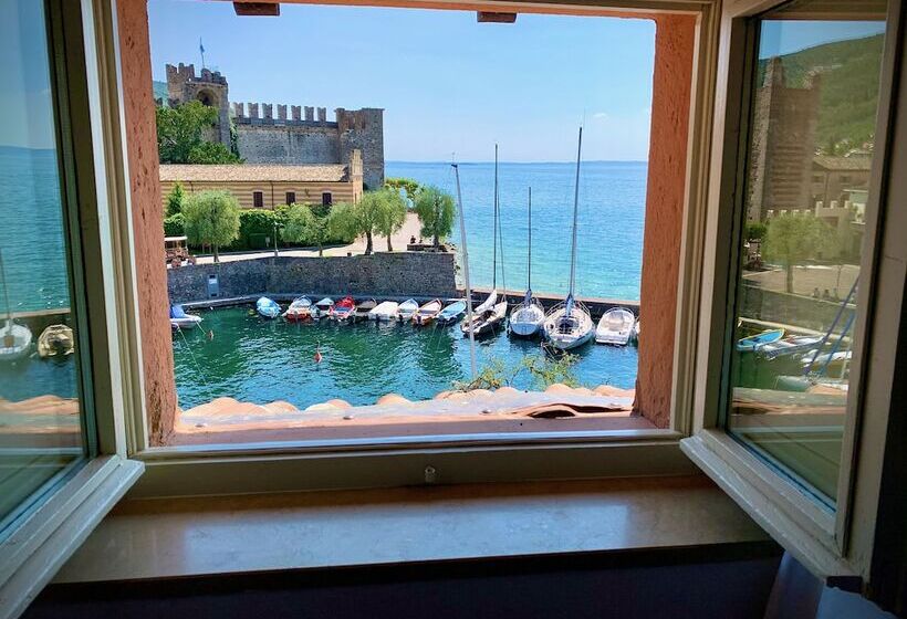 غرفة دور أخير, Albergo Gardesana